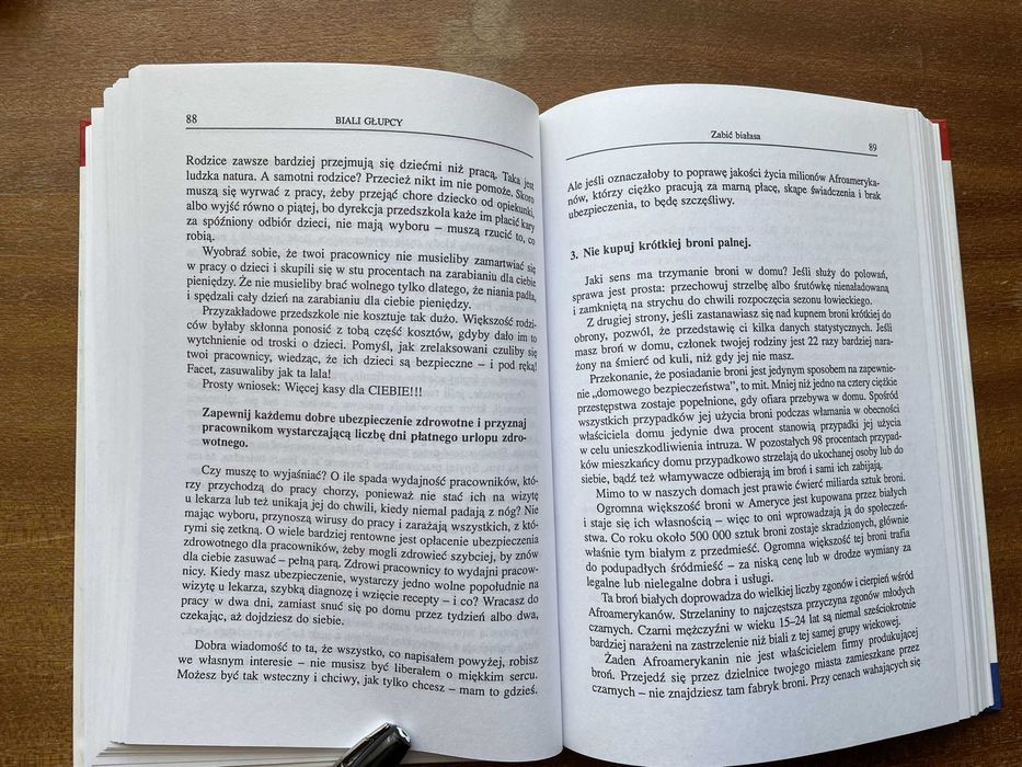 Biali głupcy. Michael Moore