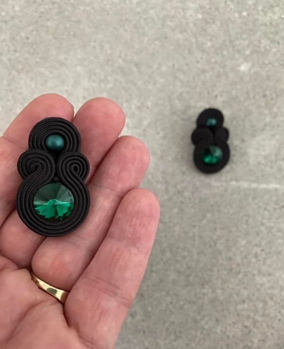 Czarne, emerald, butelkowa zieleń kolczyki sutasz wkrętki
