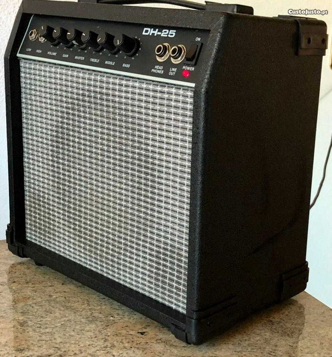 Guitar Amplifier in Good Condition64752385355521123