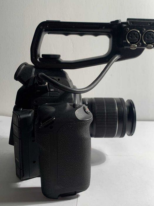 Кінокамера Canon EOS C100 Dual Pixel AF + об'єктив 18-55mm IS II | 520 годин, Студійна