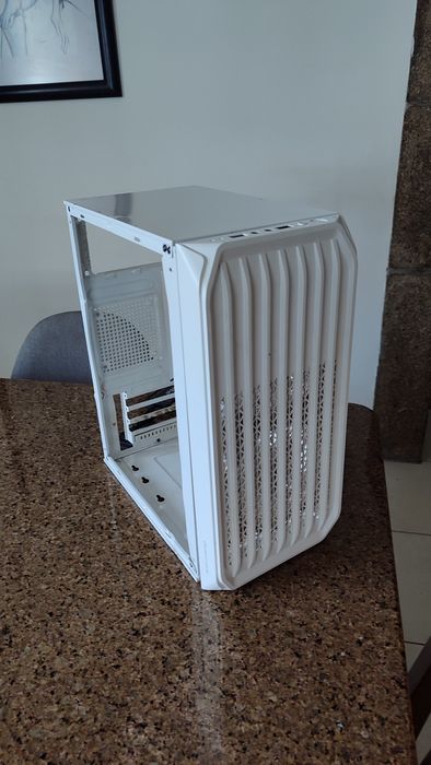 PC Case for Use as a Test Bench442990112916776961