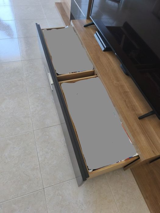 Móvel TV com vitrine e prateleiras de parede
