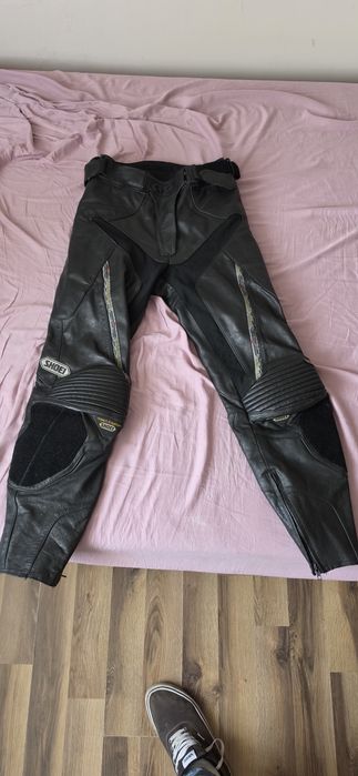 Spodnie skórzane motocyklowe  SHOEI r. 40
Sprzedam oryginalne skórzane