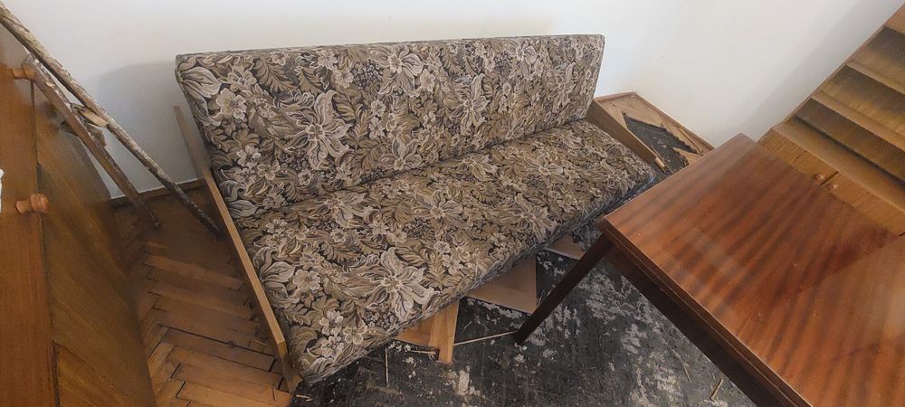 Kanapa i regał do oddania