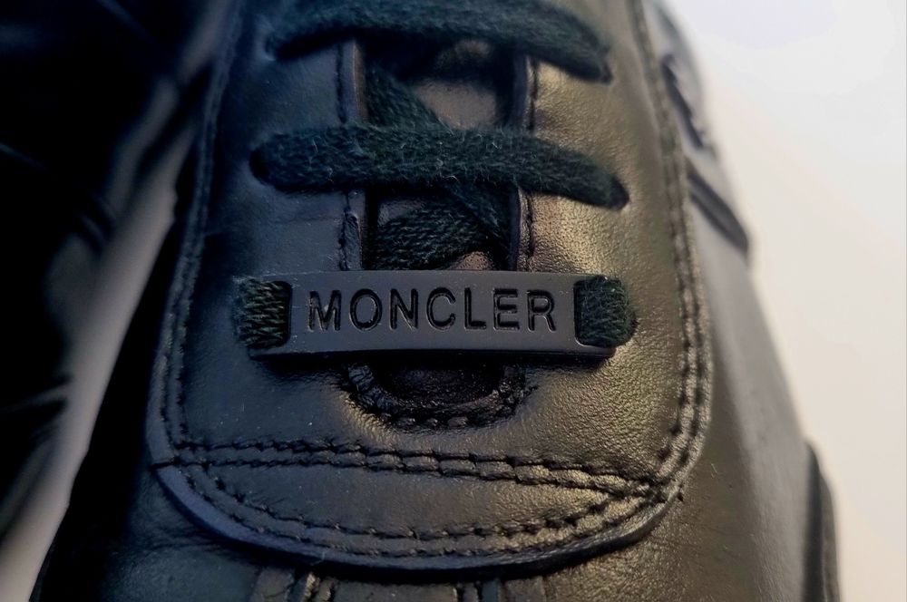 Sapatos pretos Moncler