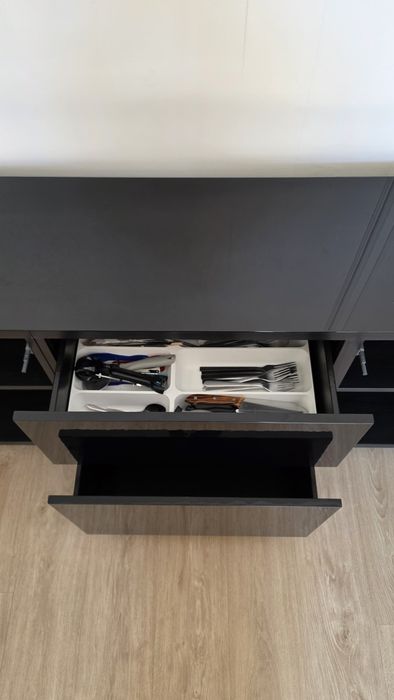 IKEA Aparador preto com portas e tampo de vidro