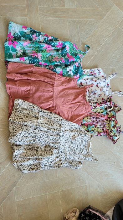 Zestaw ubranek 104-116 różne sukienki