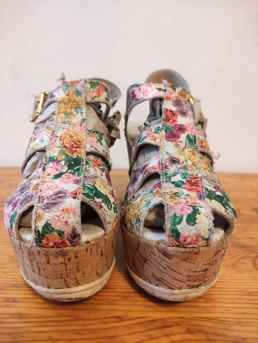 Sandália coloridas com Cunha