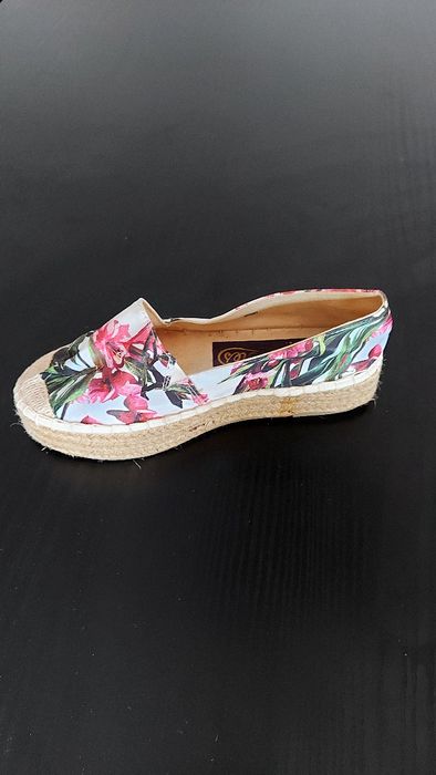 Alpercatas floridas.