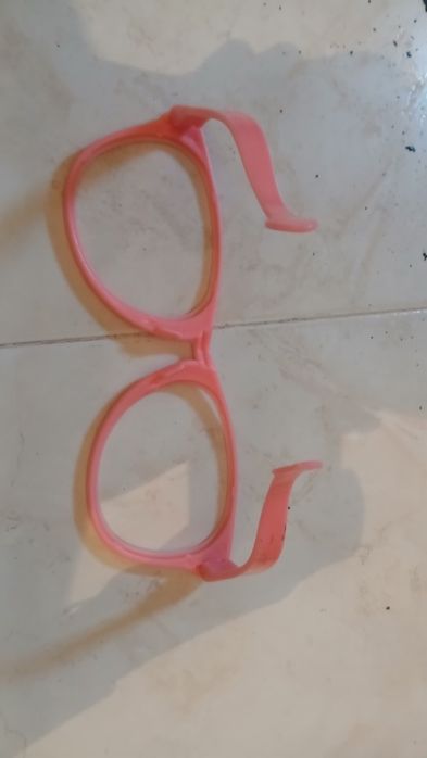 Óculos rosa grandes.