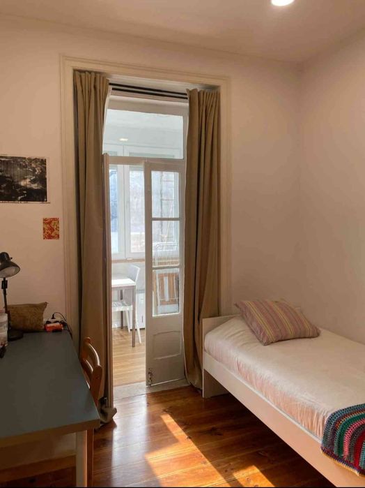 Quartos para estudante universitária, junto ao metro de Arroios, Praça do Chile. Fazemos contrato de arrendamento e emitimos fatura recibo