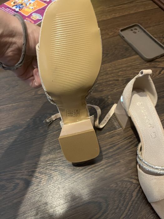 Nowe sandały zamszowe r.37