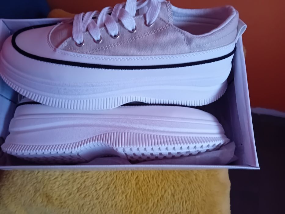 Nowe sneakery rozmiar 39