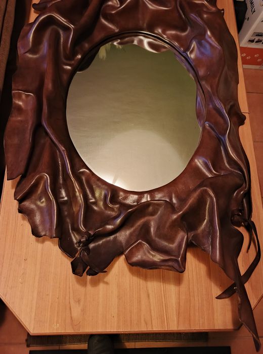 Lustro w skórzanej oprawie