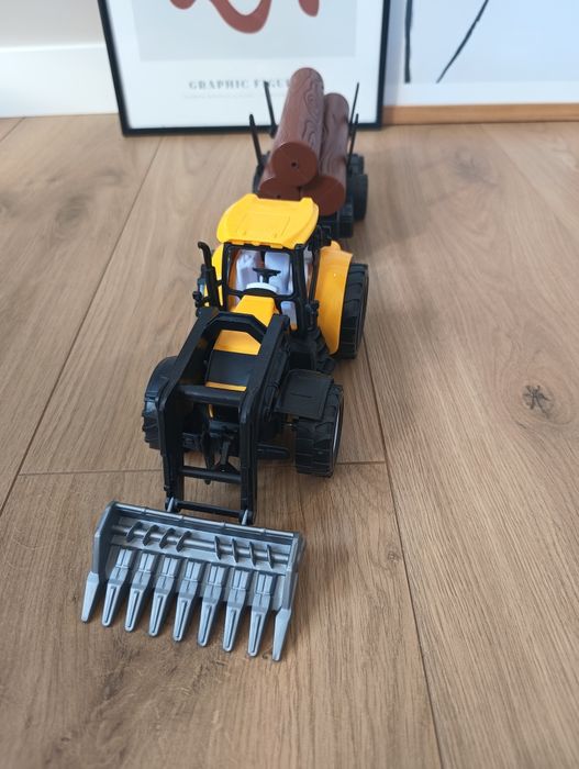 Traktor z przyczepą z drewnem