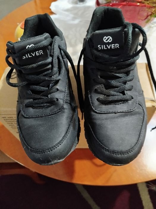 Sapatilha preta da marca