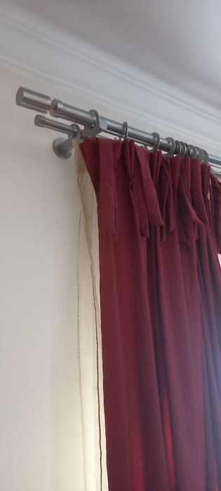 Conjunto de quarto, com cortinados, varão e colcha