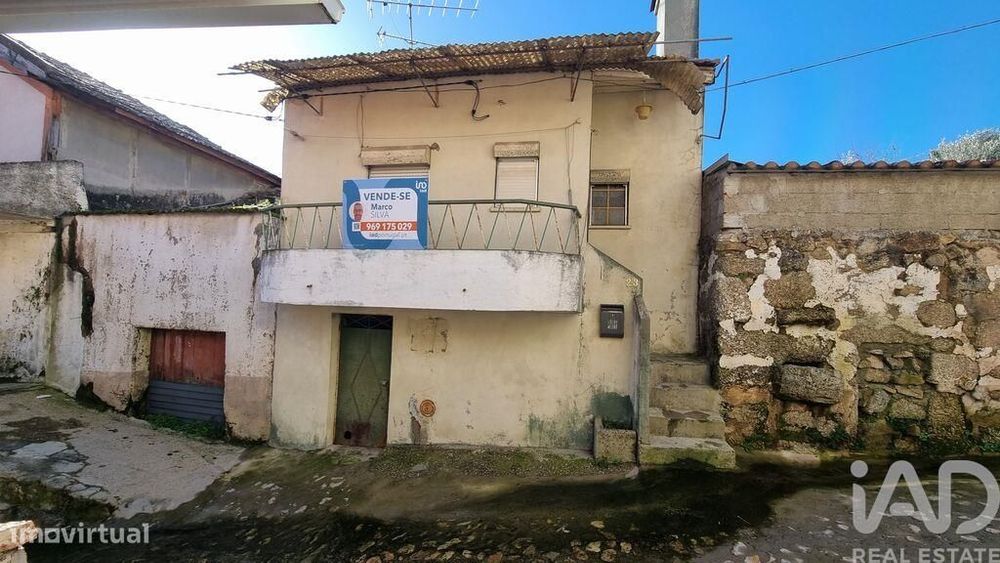 Moradia em banda T2 em Vale de Azares