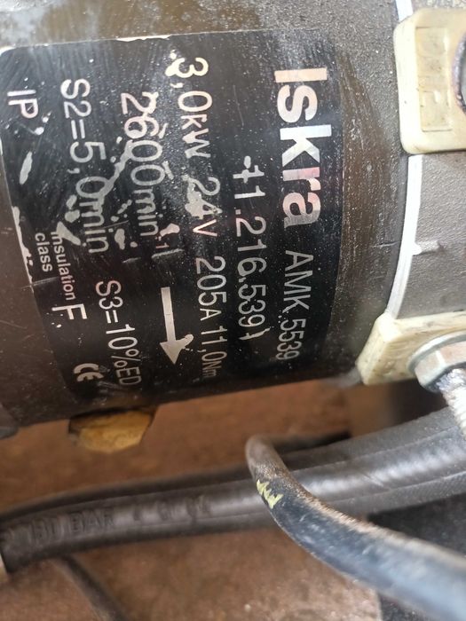 Pompa hydrauliczna z rozdzielaczem