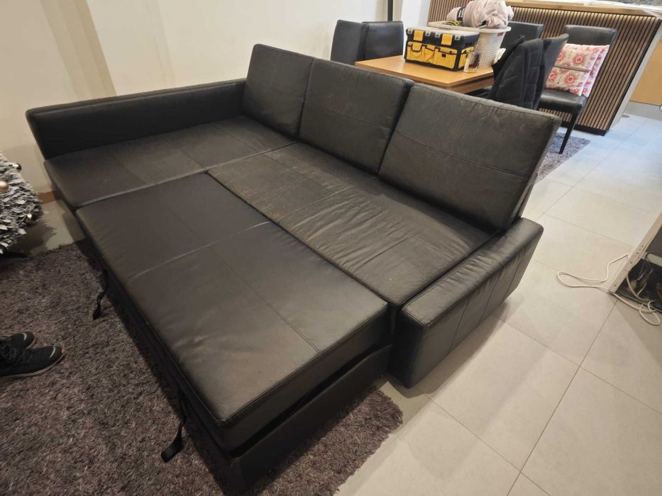 2 Sofás Camas de 3 lugares, um com chaise long