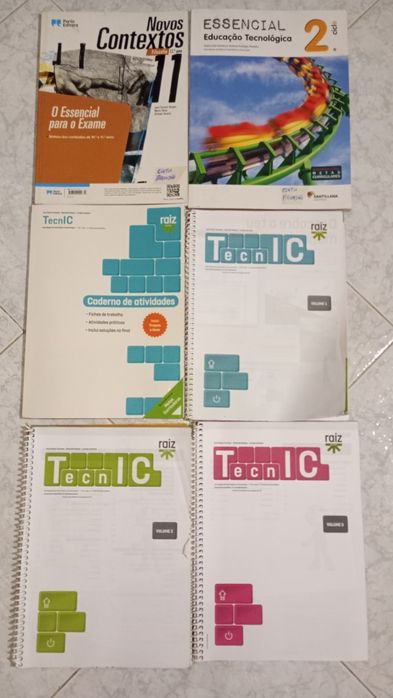 Livros / manuais / cadernos de atividades escolares