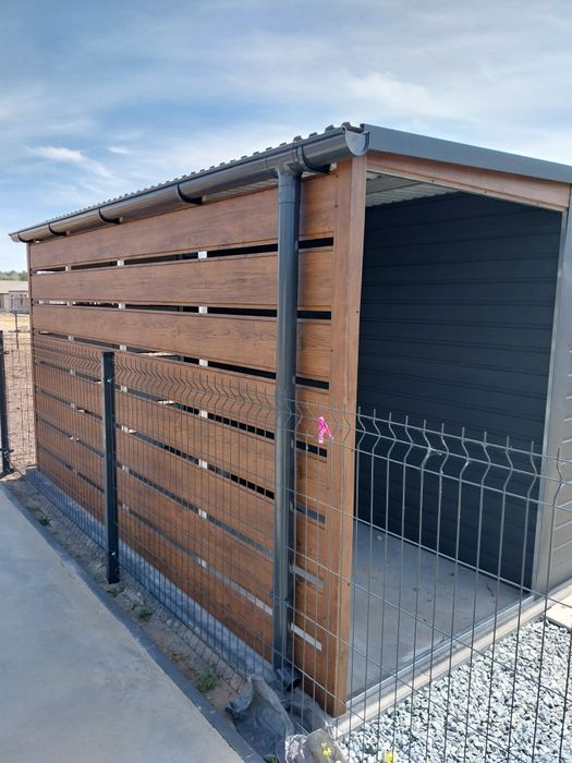 Garaż blaszany drewnopodobny nowoczesny styl