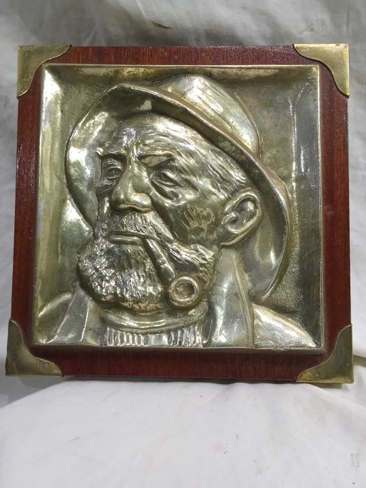 Quadro fundição em alumínio. Representa o Velho do Mar.