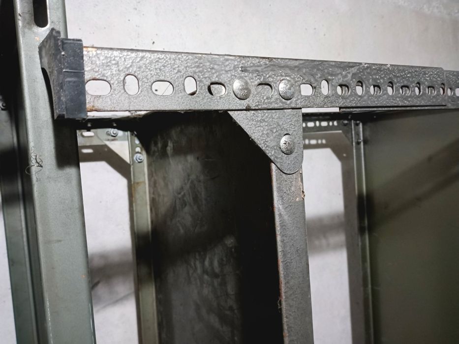 Estantaria, 2as estantes metálicas bem resistentes, medidas:
1—225/170