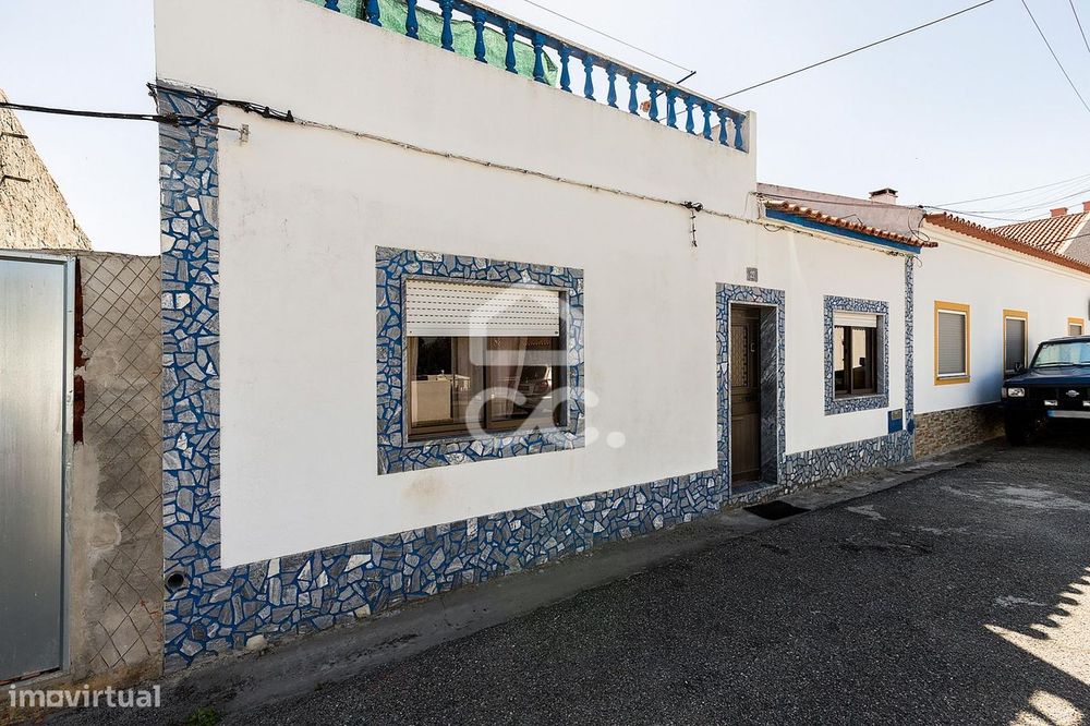 Moradia T3 c/ Quintal, Terraço e Aproveitamento de Sótão nos Canaviais