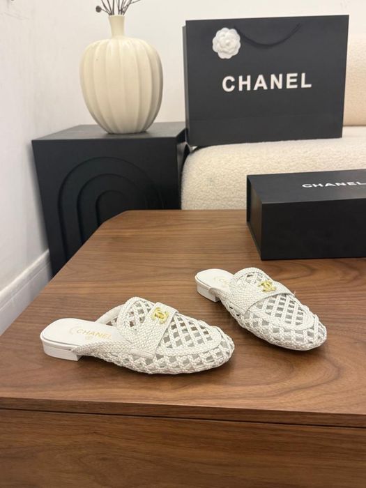 Klapki CHANEL White Leather