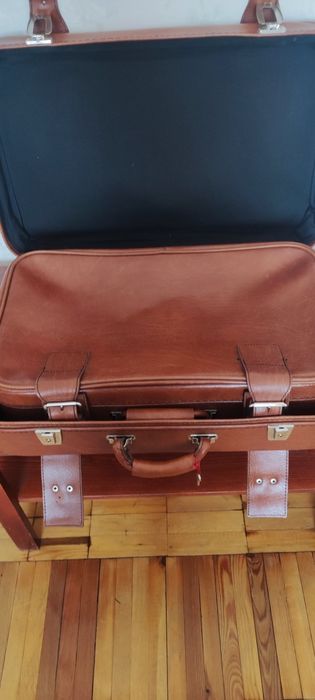 Валіза з кожзама