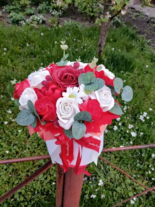Букети з мильних троянд та солодощів м'ясні чоловічі корзинки,