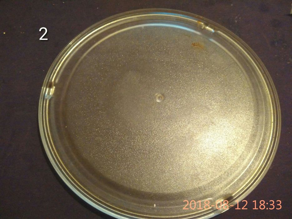 Pratos de microondas e algumas peças k fazem girar os pratos
