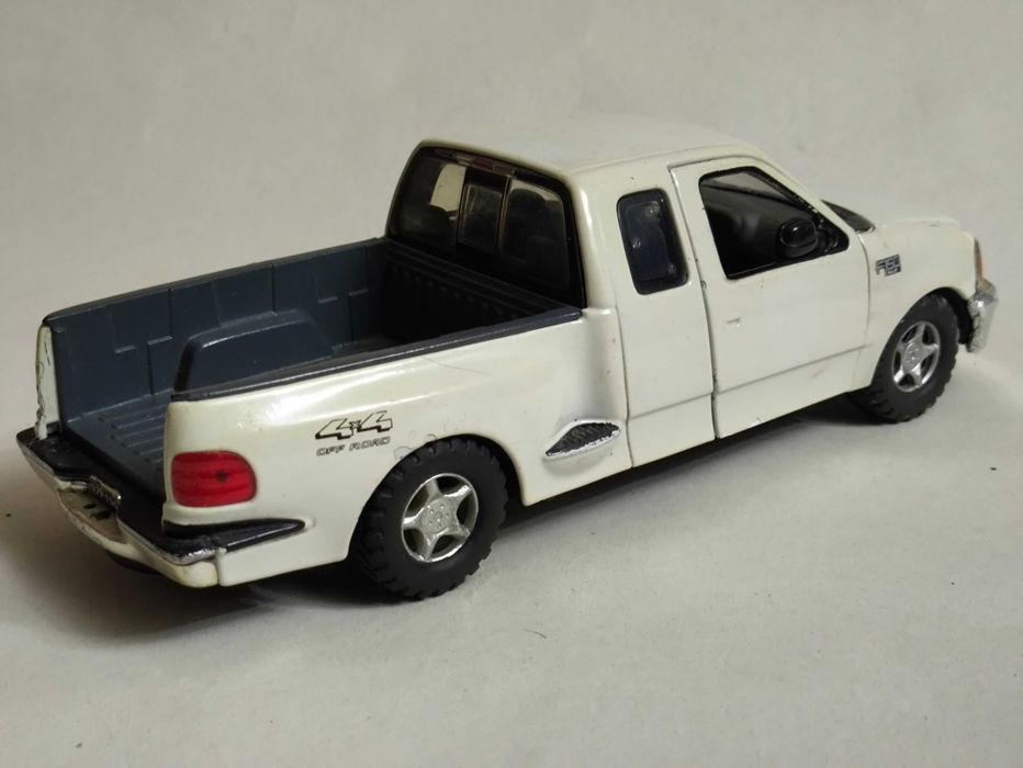 Машинка Ford F-150 Flareside Supercab Motormax 1/24