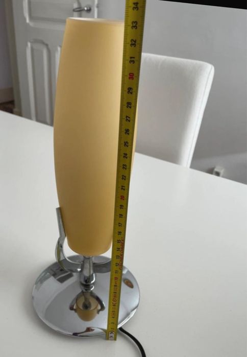 Candeeiro de mesa de metal e vidro amarelo