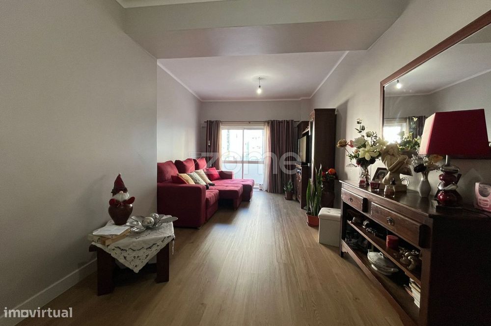 Apartamento T2, totalmente renovado, em Zona Central de Laranjeiro