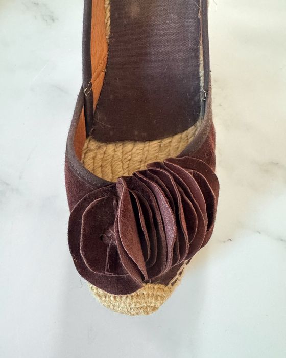 Sapatos cunha RAS em camurça castanha – Tamanho 37 – Necessitam personalização