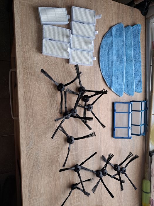 Robot sprzatajacy akcesoria