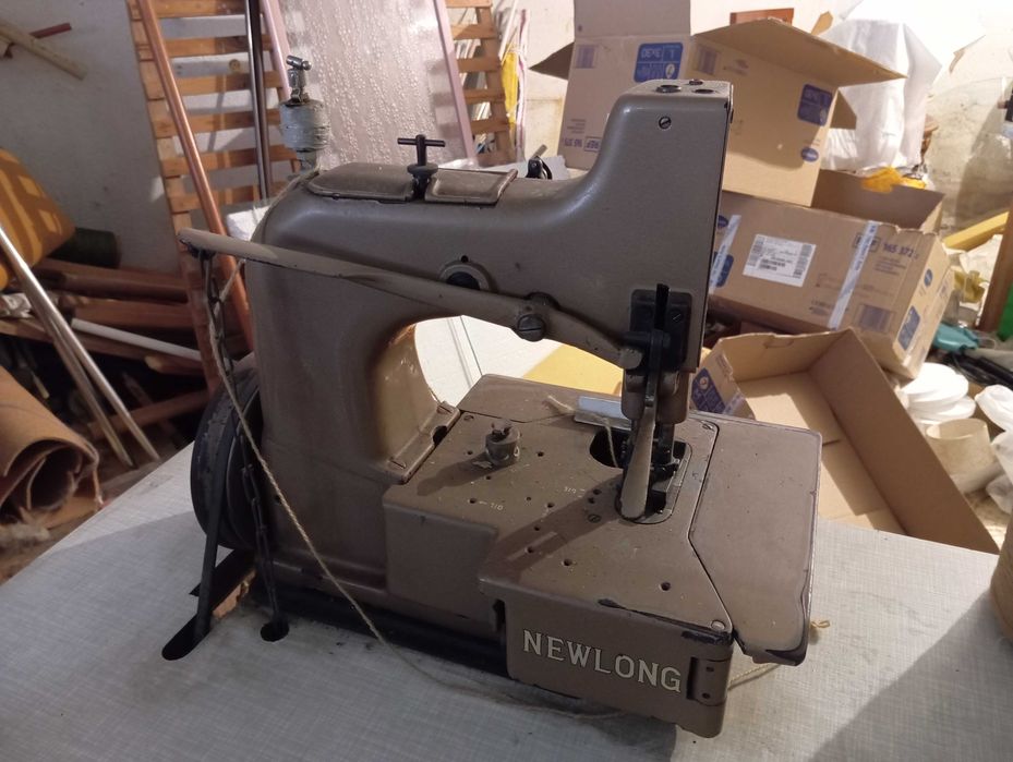 Máquina de debruar tapetes ou carpetes