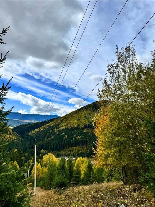 Земля в Карпатах з видом на Чорногірський хребет