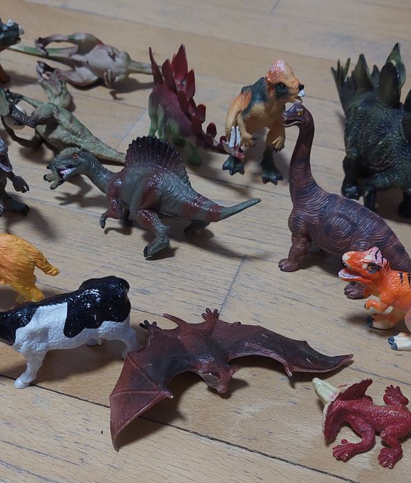 Коробка з різними іграшками