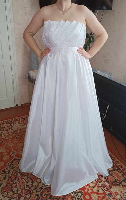 Весільна сукня .