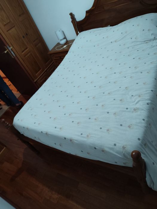 Quarto com móveis de apoio
