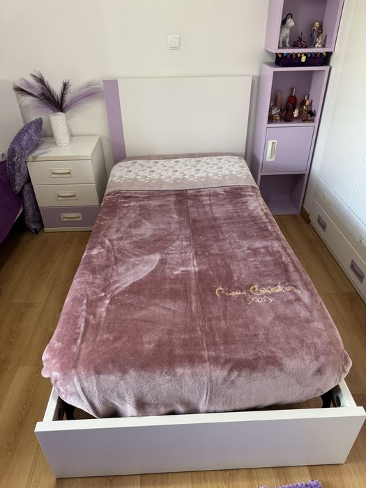 Cama branca e lilas solteiro