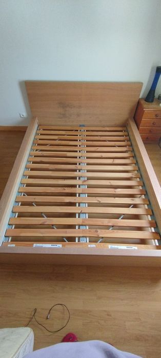 Cama de casal com colchão e estrado.