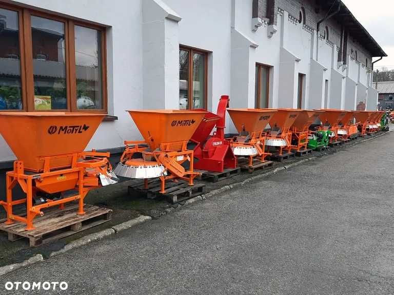 Rozsiewacz MOTYL POM Augustów piaskarka posypywarka solarka piasku sól