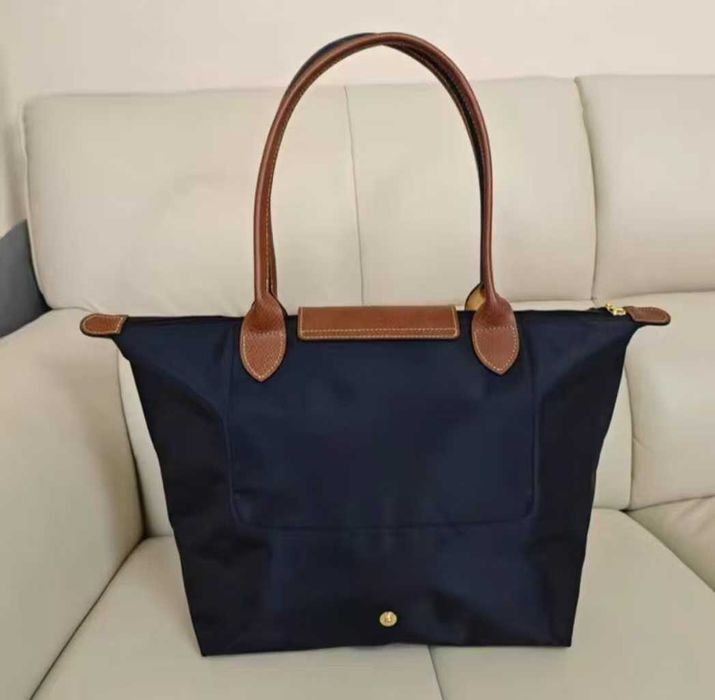 Duża torebka na ramię marki Longchamp w kolorze czarnym