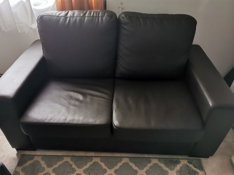 Sofá castanho tipo pele