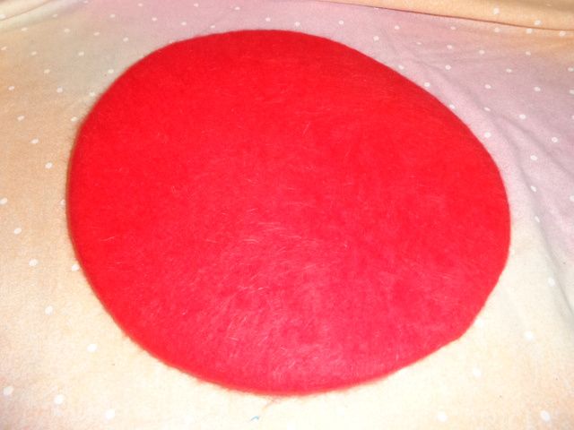 beret z angory czerwony z paskiem plus rękawiczki