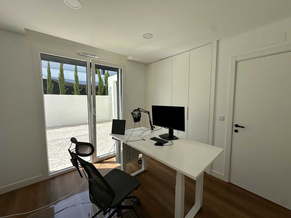 Moradia T4 Nova 2024 com Piscina — Setúbal, 10 min St Peter's School